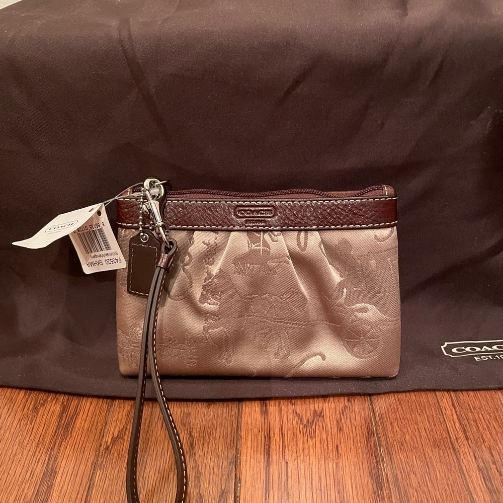 Coach wristlet (medium)